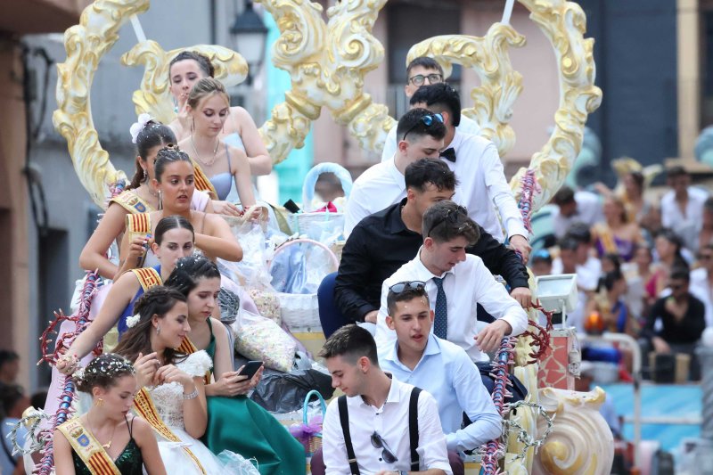 Les carrosses de Gata omplin el recorregut d’enginy, confeti,… i crítiques per l’entrada de bous “sorpresa” Les carrosses de Gata omplin el recorregut d’enginy, confeti,… i crítiques per l’entrada de bous “sorpresa”